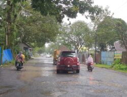 Baru II Bulan Jalan Poros Pattallassang Kembali Rusak Parah Dan Penuh Kubangan Air