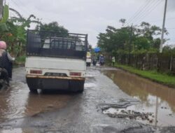 Jalan Poros Pattallassang Jadi Kubangan Lumpur, Warga Tuntut Perbaikan Ulang