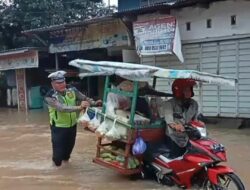 Maros Diterjang Banjir Personil Ditlantas Polda Sulsel Sigap Bantu Pedagang Sayur
