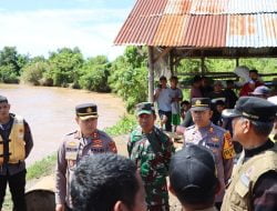 Tinjau Lokasi Banjir, AKBP Arisandi S. Ik, Prihatin Serta Titip Pesan Penting