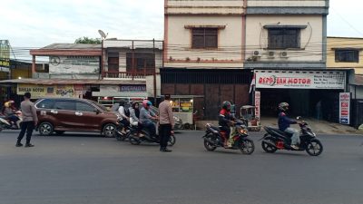 Urai Macet Panjang, Kapolres Gowa AKBP. RTS. Simanjuntak S. Ik, Jalan Kaki 2 KM
