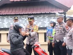 Akhiri Ops. Zebra 2023 Kapolres Soppeng Bagikan Helm SNI