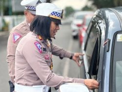 Akhir Tahun Kasatlantas Polres Bone. AKP Desy Ayu Dwi Putri, Bagi Brosur Himbauan Ops. Lilin 2023