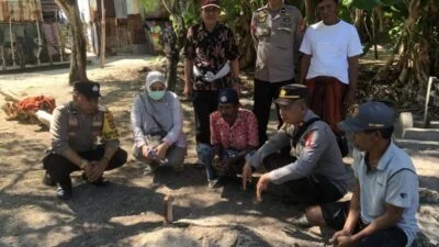 Kapolsek Liukang Iptu Harisuddin Serahkan Bantuan Polres Pangkep Ke Keluarga Jenazah Viral