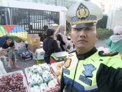 Ditlantas Polda Sulsel Edukasi Pedagang Buah Jualan Dibadan Jalan