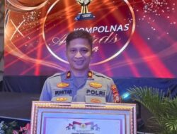 Kapolri Jenderal Listyo Sigit Serahkan Kompolnas Award Ke Kapolsek Panakukang