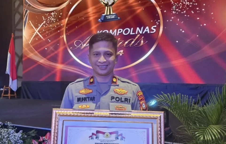 Kapolri Jenderal Listyo Sigit Serahkan Kompolnas Award Ke Kapolsek Panakukang