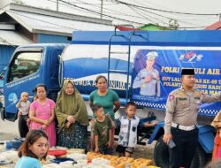 AKP Riyanda Putra S. Ik, Wakili Ditlantas Polda Sulsel Salurkan Air Bersih Dalam Rangka HUT Lantas Bhayangkara