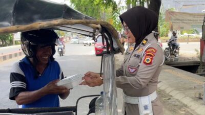 Kanit Regident Samsat Takalar Iptu. Neltiawaty SH, Berbagi Jumat Berkah Ke Kaum Dhuafa