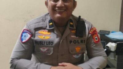 Modifikasi Pelayanan SIM, Kanit Regident SIM Polres Gowa Bagikan E-Book Ke Pemohon
