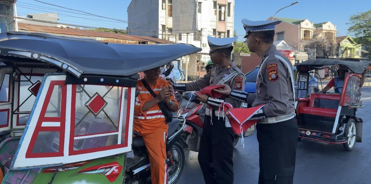 Ditlantas Polda Sulsel Bagikan 680 Lembar Bendera Merah Putih Ke Pengendara