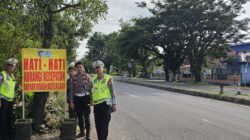 Di Titik Luka Jalanan, Polres Pangkep Dirikan Peringatan Keselamatan