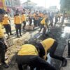 Sambut HUT Bhayangkara Ke 80, Ditsamapta Polda Sulsel Terjunkan 100 Personil Bersih-Bersih Pasar Maros