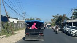 Mobil Pick Up Terlihat memuat Orang Disalah Satu Jalan Poros di Kabupaten Gowa