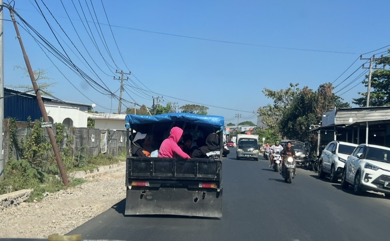 Mobil Pick Up Terlihat memuat Orang Disalah Satu Jalan Poros di Kabupaten Gowa