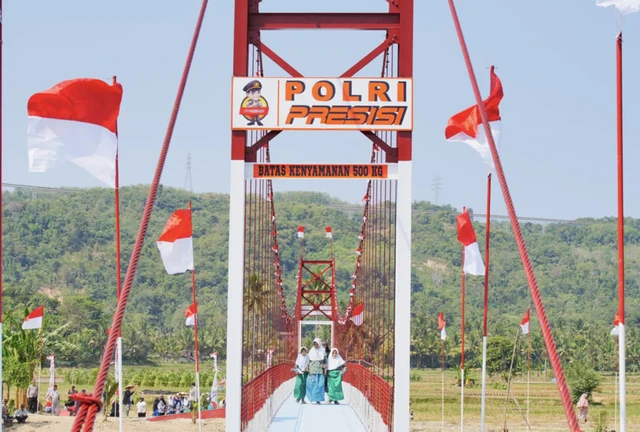 Kapolri Jenderal Listyo Sigit Prabowo dalam acara peresmian 3.395 jembatan TNI-Polri dan 3.000 sumber air bersih TNI Angkatan Darat oleh Presiden Republik Indonesia pada Kamis (13/8/2026).