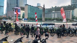 Personel Polres Metro Jakarta Pusat bersiaga mengamankan aksi unjuk rasa mahasiswa di kawasan Jakarta Pusat, Selasa (18/8/2026). Sebanyak 6.962 personel dikerahkan untuk mengawal aksi dengan pendekatan humanis dan terukur.