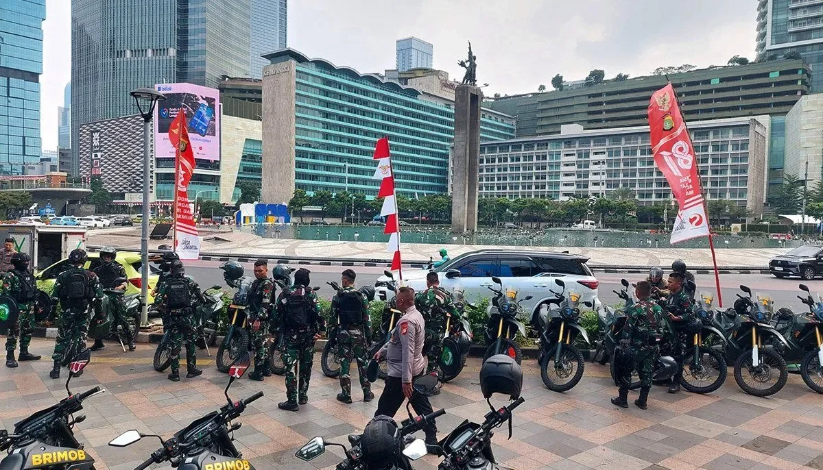 Personel Polres Metro Jakarta Pusat bersiaga mengamankan aksi unjuk rasa mahasiswa di kawasan Jakarta Pusat, Selasa (18/8/2026). Sebanyak 6.962 personel dikerahkan untuk mengawal aksi dengan pendekatan humanis dan terukur.