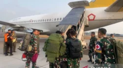 Tim tenaga kesehatan TNI AU membawa peralatan medis dan obat-obatan sebelum diberangkatkan ke Nusa Tenggara Timur untuk membantu warga terdampak gempa, Selasa (18/8/2026).