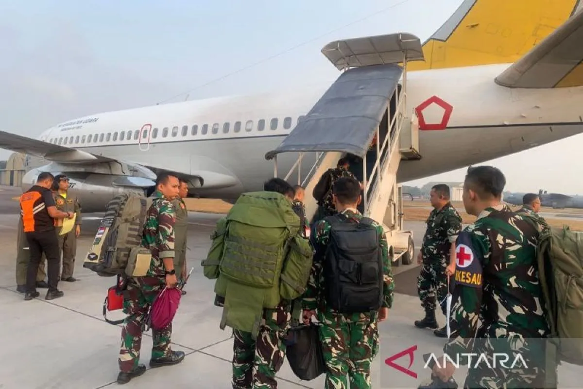 Tim tenaga kesehatan TNI AU membawa peralatan medis dan obat-obatan sebelum diberangkatkan ke Nusa Tenggara Timur untuk membantu warga terdampak gempa, Selasa (18/8/2026).