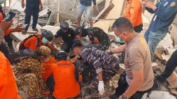 Petugas dan warga melakukan penanganan di wilayah terdampak gempa bumi Nusa Tenggara Timur. BNPB mencatat total korban meninggal dunia akibat gempa NTT mencapai 71 orang hingga Rabu (19/8/2026).