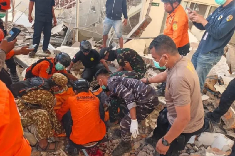 Petugas dan warga melakukan penanganan di wilayah terdampak gempa bumi Nusa Tenggara Timur. BNPB mencatat total korban meninggal dunia akibat gempa NTT mencapai 71 orang hingga Rabu (19/8/2026).