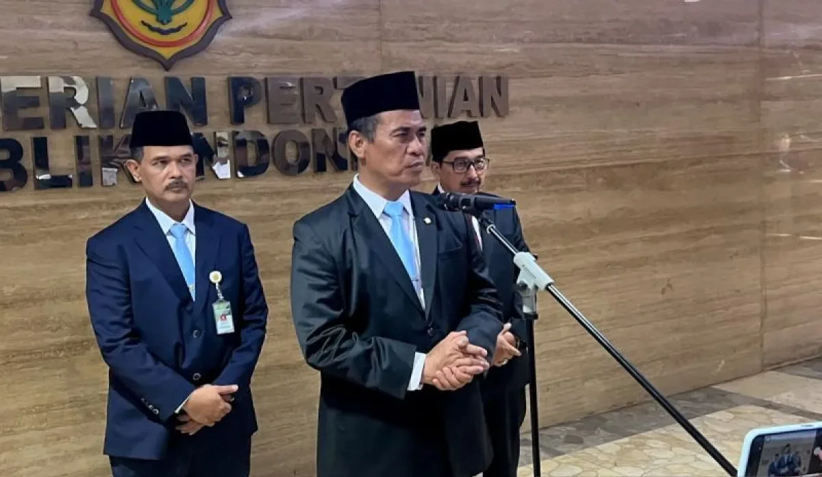 Menteri Pertanian Andi Amran Sulaiman (tengah) memberikan keterangan pers usai melantik sejumlah pejabat Kementan dan Bapanas di Jakarta, Selasa (18/8/2026).