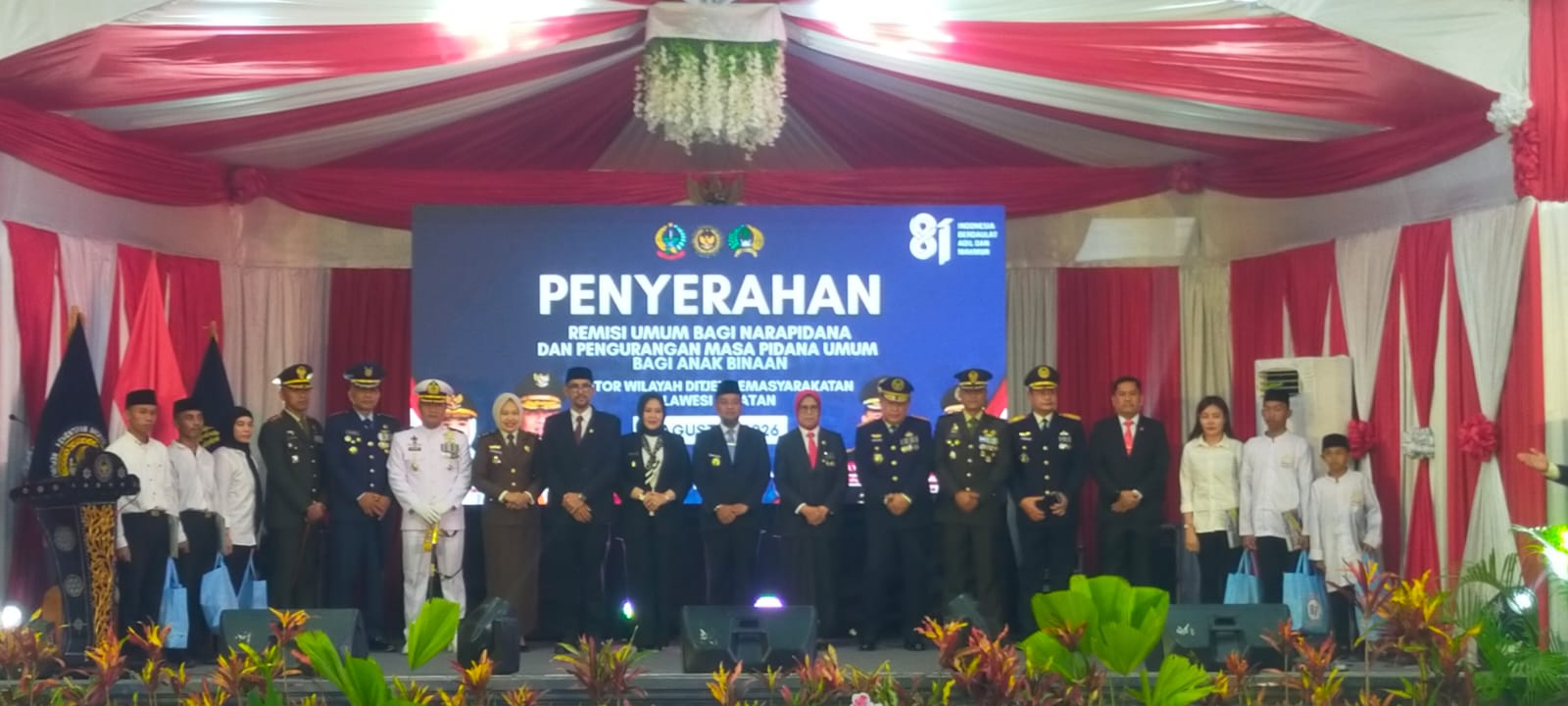 Gubernur Sulsel Andi Sudirman Sulaiman menyerahkan remisi secara simbolis kepada perwakilan warga binaan saat peringatan HUT ke-81 Kemerdekaan RI di Makassar, Senin (17/8/2026).