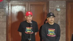 Menteri Sosial Saifullah Yusuf bersama Wakil Menteri Sosial Agus Jabo Priyono memberikan keterangan pers terkait penanganan penyintas gempa NTT di Jakarta, Selasa (18/8/2026). Pemerintah mengerahkan kekuatan lintas kementerian dan lembaga untuk mempercepat penanganan darurat hingga pemulihan wilayah terdampak.