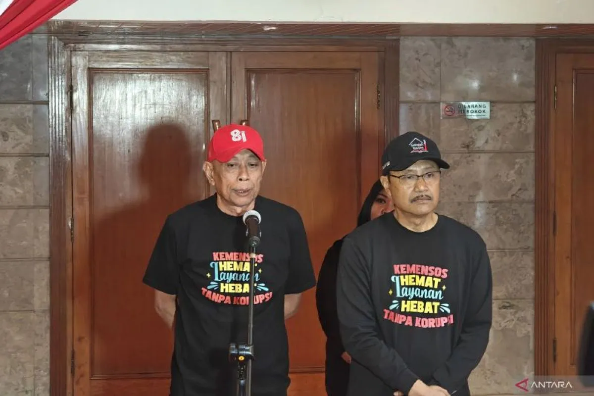 Menteri Sosial Saifullah Yusuf bersama Wakil Menteri Sosial Agus Jabo Priyono memberikan keterangan pers terkait penanganan penyintas gempa NTT di Jakarta, Selasa (18/8/2026). Pemerintah mengerahkan kekuatan lintas kementerian dan lembaga untuk mempercepat penanganan darurat hingga pemulihan wilayah terdampak.