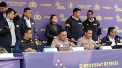 Wakapolda Metro Jaya Brigjen Pol Dekananto Eko Purwono menyampaikan pengungkapan sindikat meterai palsu lintas provinsi di Jakarta, Rabu (19/8/2026). Polisi menyita jutaan keping meterai palsu dan mesin produksi dari jaringan tersebut.