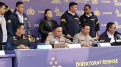 Wakapolda Metro Jaya Brigjen Pol Dekananto Eko Purwono menyampaikan pengungkapan sindikat meterai palsu lintas provinsi di Jakarta, Rabu (19/8/2026). Polisi menyita jutaan keping meterai palsu dan mesin produksi dari jaringan tersebut.