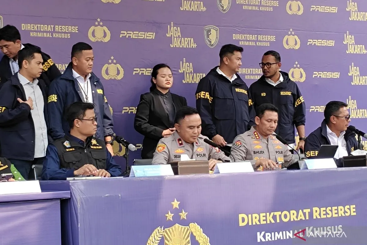 Wakapolda Metro Jaya Brigjen Pol Dekananto Eko Purwono menyampaikan pengungkapan sindikat meterai palsu lintas provinsi di Jakarta, Rabu (19/8/2026). Polisi menyita jutaan keping meterai palsu dan mesin produksi dari jaringan tersebut.