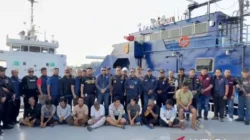 Petugas gabungan BNN, Bea Cukai, dan Polda Kepri memeriksa MV Ocean Porter yang diduga membawa 2,6 ton sabu cair serta rokok tanpa pita cukai di Pangkalan Bea Cukai Karimun, Kepulauan Riau, Senin (17/8/2026).