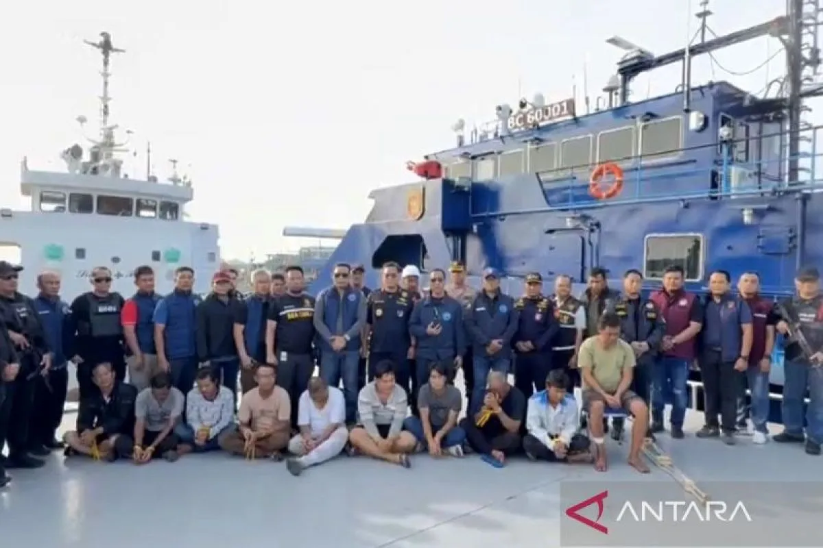 Petugas gabungan BNN, Bea Cukai, dan Polda Kepri memeriksa MV Ocean Porter yang diduga membawa 2,6 ton sabu cair serta rokok tanpa pita cukai di Pangkalan Bea Cukai Karimun, Kepulauan Riau, Senin (17/8/2026).