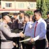 Kapolres Maros AKBP Devi Sudjana S. Ik, Serahkan Reward Kanit Tipidkor Usai Pimpin Upacara Bendera