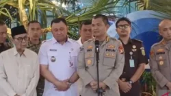 Plh Kapolres Metro Jakarta Utara Kombes Pol Oki Waskito didampingi Wali Kota Jakarta Utara Hendra Hidayat saat jumpa pers kasus penistaan agama di Jakarta, Rabu (12/8/2026).