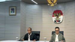 Pelaksana Tugas Direktur Penyidikan KPK Achmad Taufik Husein (kiri) bersama Pelaksana Harian Kepala Biro Humas KPK Zulkarnain Meinardy memberikan keterangan pers di Gedung Merah Putih KPK, Jakarta, Rabu (19/8/2026).