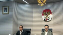 Pelaksana Tugas Direktur Penyidikan KPK Achmad Taufik Husein (kiri) bersama Pelaksana Harian Kepala Biro Humas KPK Zulkarnain Meinardy memberikan keterangan pers di Gedung Merah Putih KPK, Jakarta, Rabu (19/8/2026).