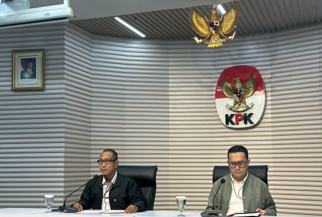 Pelaksana Tugas Direktur Penyidikan KPK Achmad Taufik Husein (kiri) bersama Pelaksana Harian Kepala Biro Humas KPK Zulkarnain Meinardy memberikan keterangan pers di Gedung Merah Putih KPK, Jakarta, Rabu (19/8/2026).
