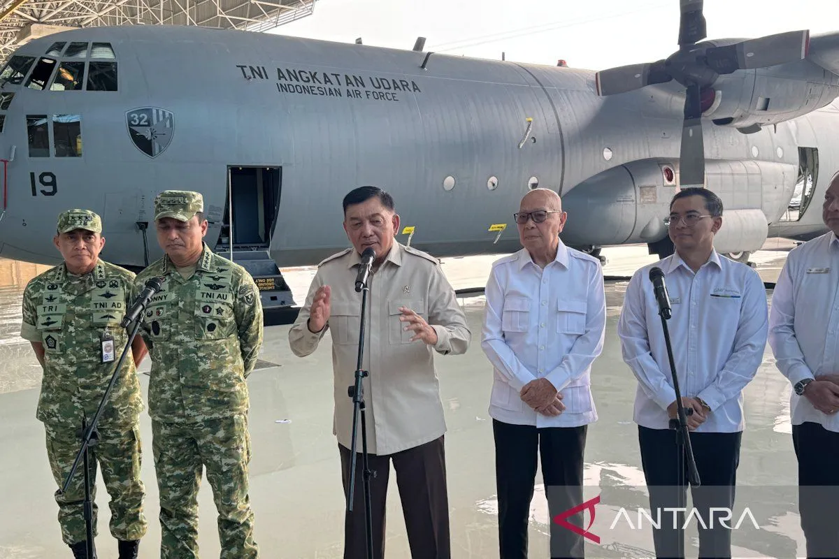 Menteri Pertahanan Sjafrie Sjamsoeddin mengikuti rapat bersama PT DI, PT GMF, dan Kepala Staf TNI AU terkait pengembangan fasilitas MRO pesawat di Bandara Kertajati, Rabu (19/8/2026).