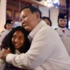 Momen Hangat Prabowo Memeluk Bocah Penampil Perayaan Kemerdekaan di Hambalang