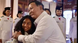 Presiden Prabowo Subianto memeluk seorang anak yang menjadi salah satu penampil dalam rangkaian peringatan HUT ke-81 Kemerdekaan RI saat bertemu para petugas upacara di Hambalang, Jawa Barat, Rabu (19/8/2026).