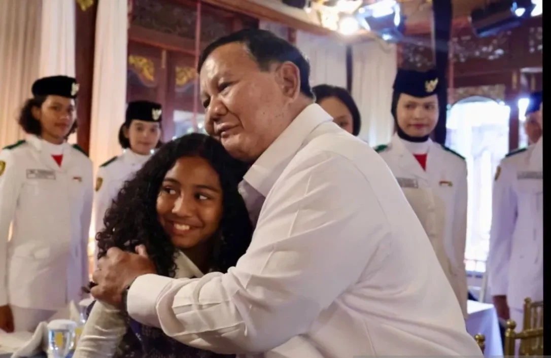Presiden Prabowo Subianto memeluk seorang anak yang menjadi salah satu penampil dalam rangkaian peringatan HUT ke-81 Kemerdekaan RI saat bertemu para petugas upacara di Hambalang, Jawa Barat, Rabu (19/8/2026).