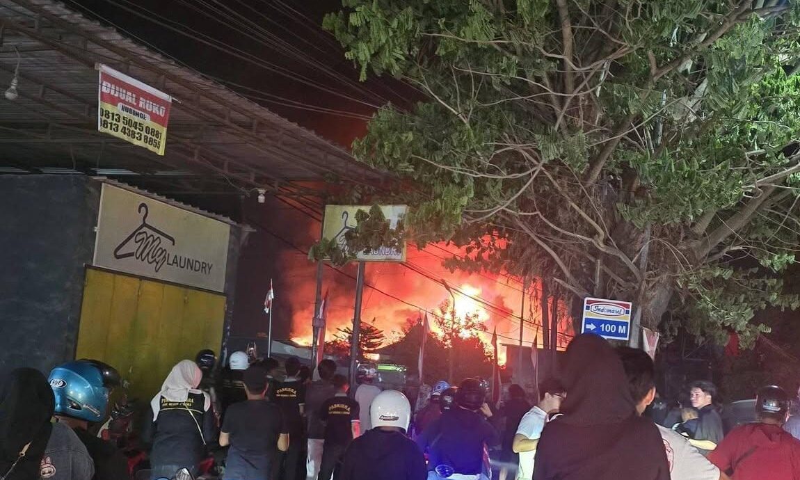 Detik-detik kebakaran terjadi di Yakult yang berada di Palangga, Kabupaten Gowa, Sulawesi Selatan.