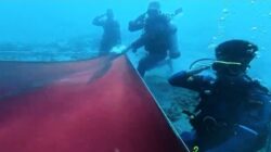 Merah Putih Raksasa Membentang di Dasar Teluk Palu, Semangat Kemerdekaan Berkibar