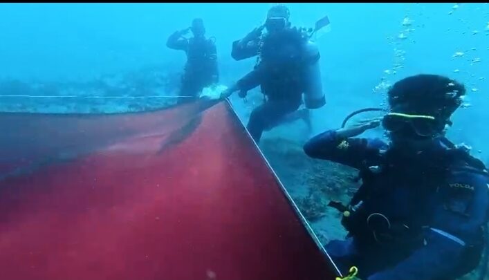 Penyelam membentangkan Bendera Merah Putih raksasa berukuran 8 x 17 meter di dasar perairan Teluk Palu, Sulawesi Tengah, dalam rangka memperingati HUT ke-81 Kemerdekaan Republik Indonesia, Minggu (16/8/2026).
