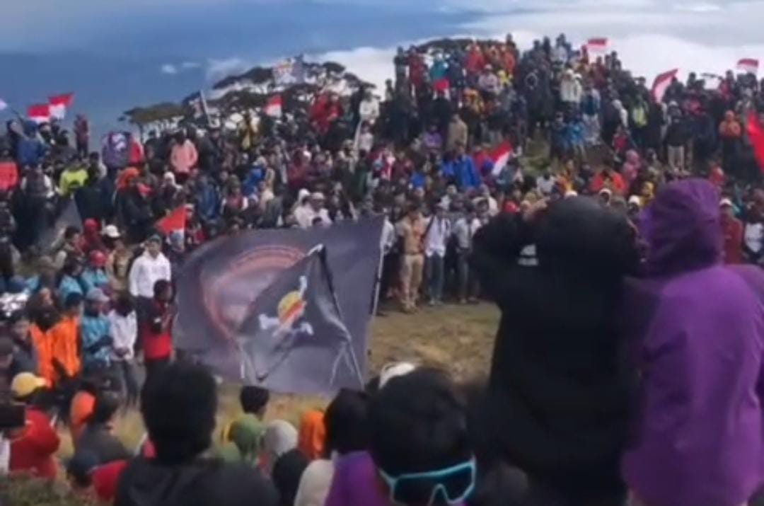 Ribuan pendaki memadati kawasan Gunung Bawakaraeng, Kecamatan Tinggimoncong, Kabupaten Gowa, Sulawesi Selatan, saat merayakan HUT ke-81 Kemerdekaan RI, Senin (17/8/2026). Sebanyak 3.786 pendaki tercatat memasuki kawasan tersebut melalui empat jalur registrasi.