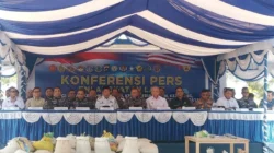 angkoarmada RI Laksamana Madya Denih Hendrata memimpin konferensi pers pengungkapan dugaan penyelundupan 75,7 ton pasir timah ilegal yang diduga menuju Malaysia di Pos TNI AL Mendanau, Tanjungpandan, Belitung, Kepulauan Bangka Belitung, Rabu (19/8/2026).