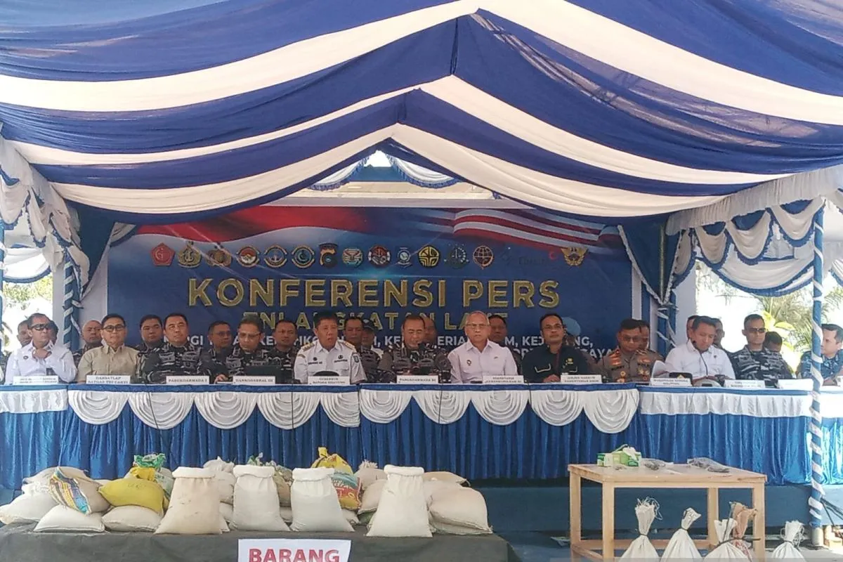 angkoarmada RI Laksamana Madya Denih Hendrata memimpin konferensi pers pengungkapan dugaan penyelundupan 75,7 ton pasir timah ilegal yang diduga menuju Malaysia di Pos TNI AL Mendanau, Tanjungpandan, Belitung, Kepulauan Bangka Belitung, Rabu (19/8/2026).